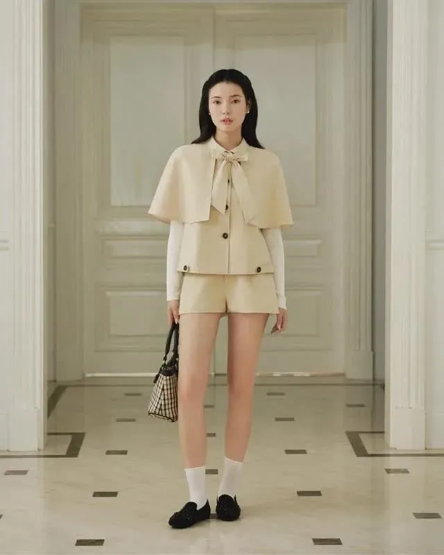 시원한 베이지 의상 세트로 가볍게 맞이하는 가을