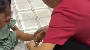 호치민시 보육교사, 고무줄로 여러 아이 발바닥 때려