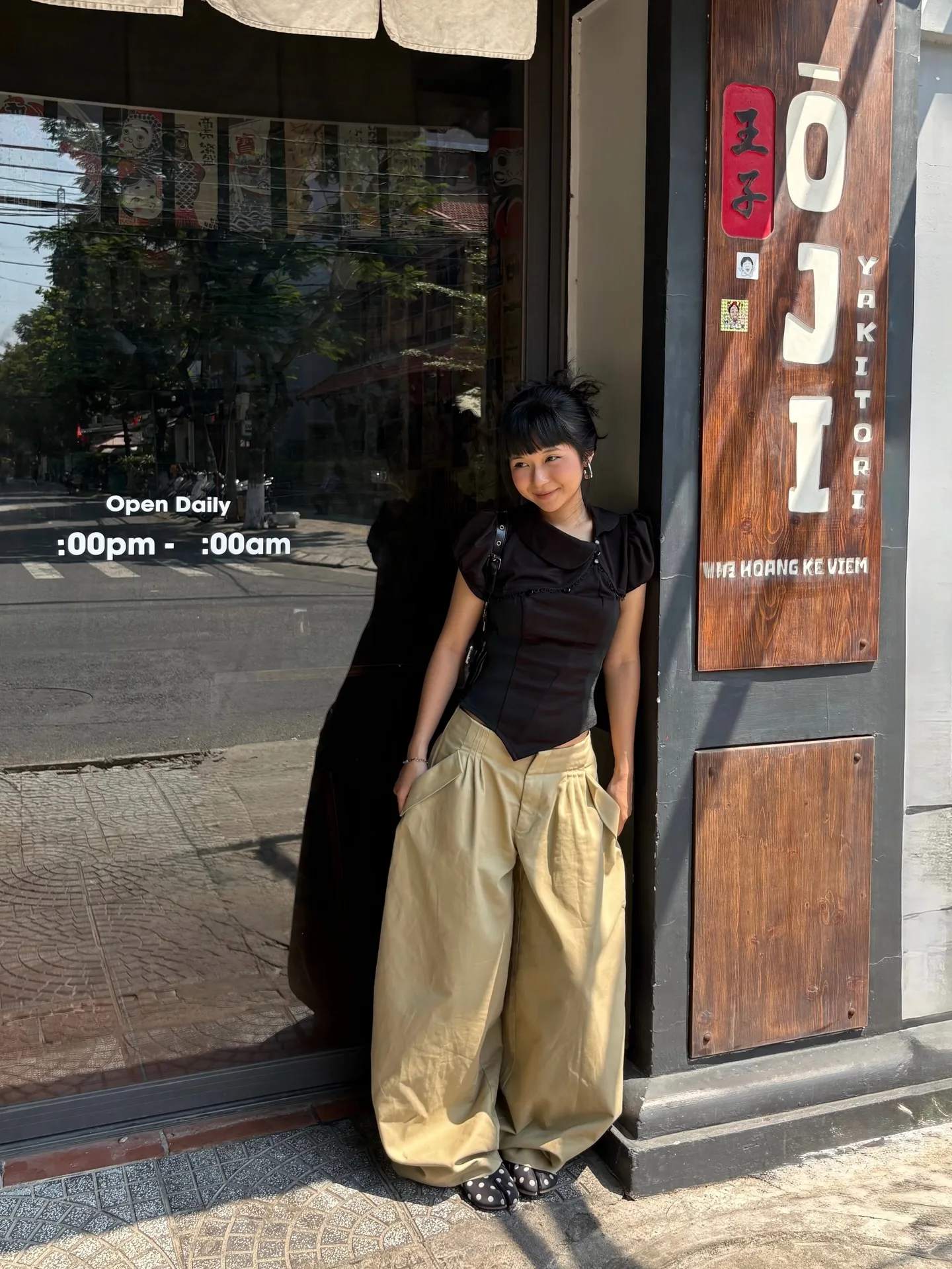 익숙한 카키 팬츠로 완성하는 심플하면서도 고급스러운 스타일