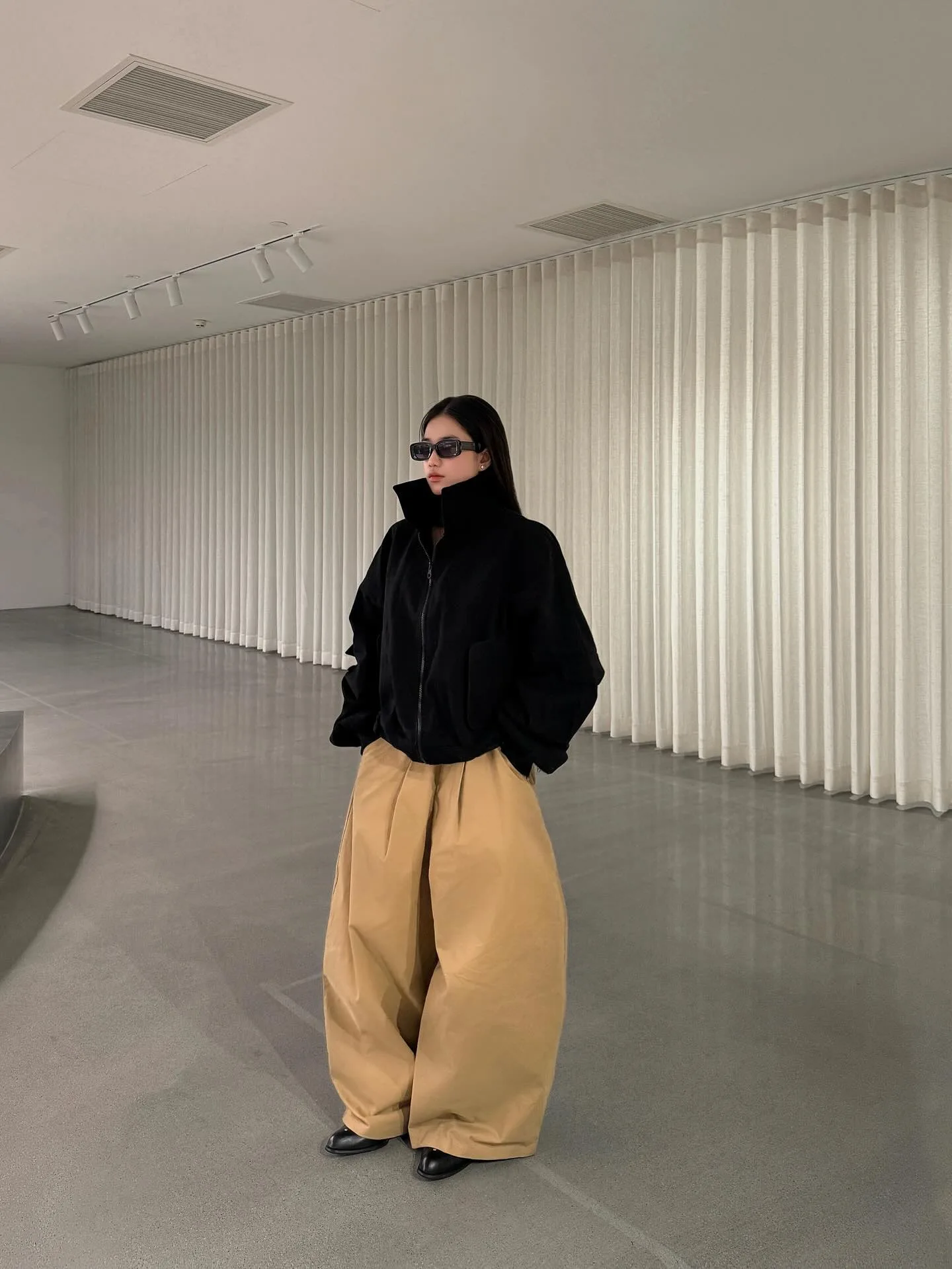 익숙한 카키 팬츠로 완성하는 심플하면서도 고급스러운 스타일