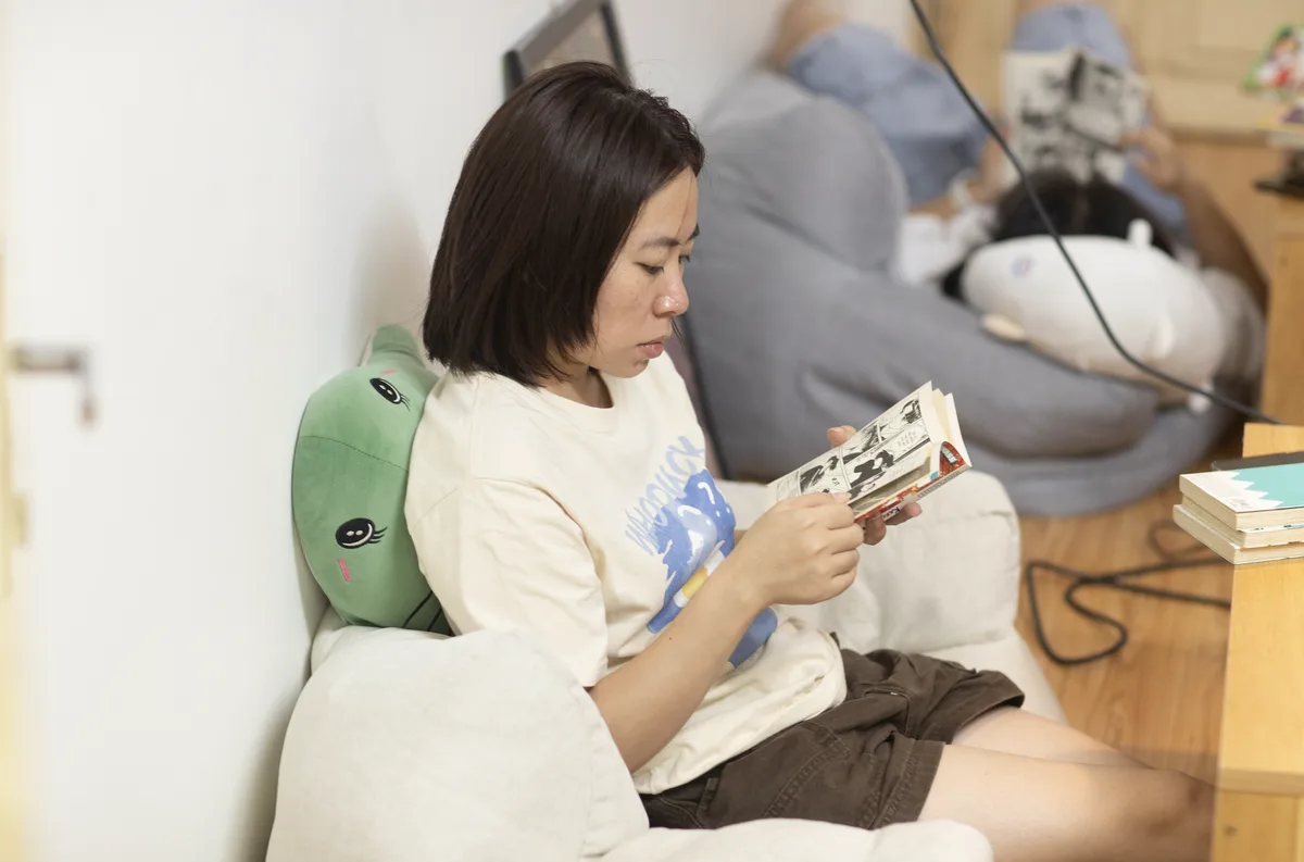 하노이 구 공동주택단지 속 어린 시절 만화방