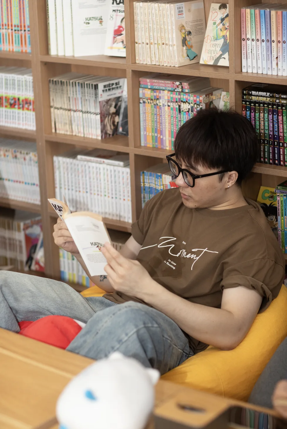 하노이 구 공동주택단지 속 어린 시절 만화방