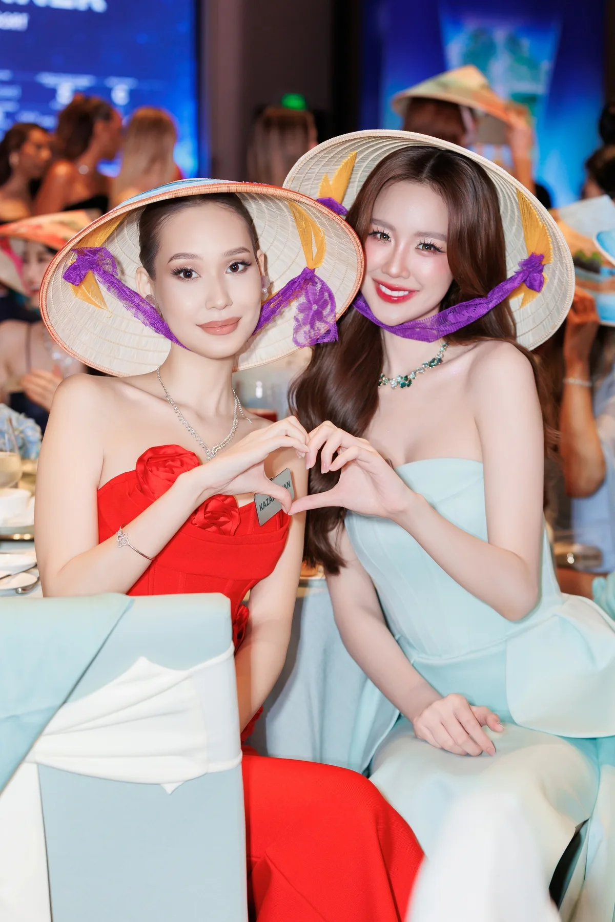 미스 월드 2026 참가자들, 논라(삿갓)와 함께 포즈
