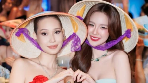 미스 월드 2026 참가자들, 논라(삿갓)와 함께 포즈