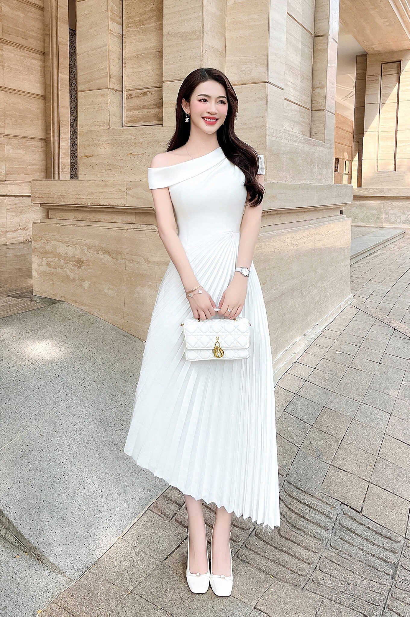 한쪽 어깨 드레스로 매혹적인 맨 어깨 라인 강조