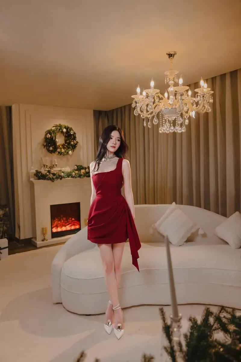 한쪽 어깨 드레스로 매혹적인 맨 어깨 라인 강조