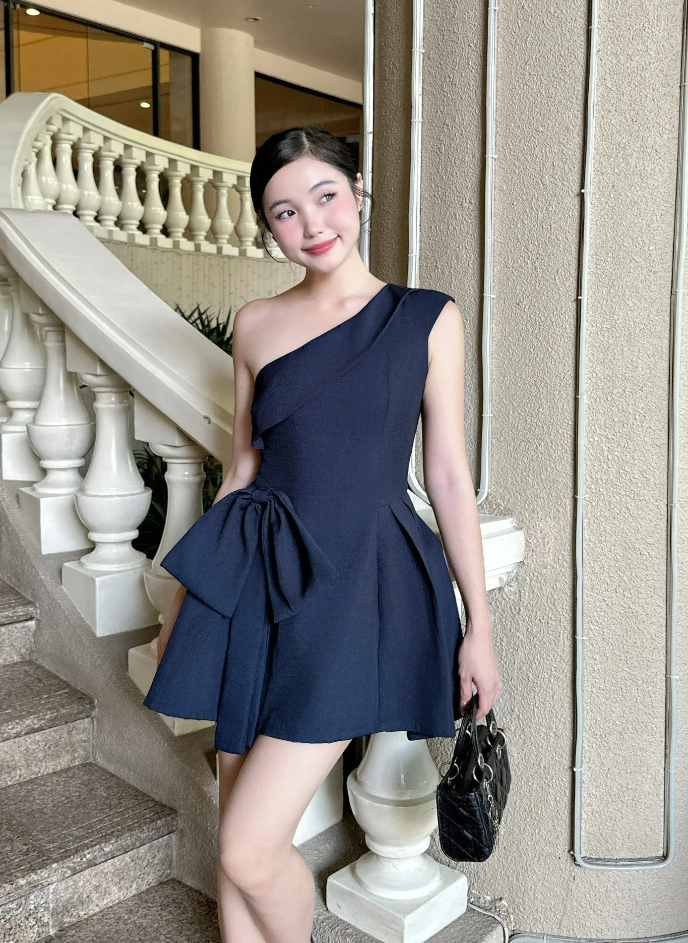 한쪽 어깨 드레스로 매혹적인 맨 어깨 라인 강조