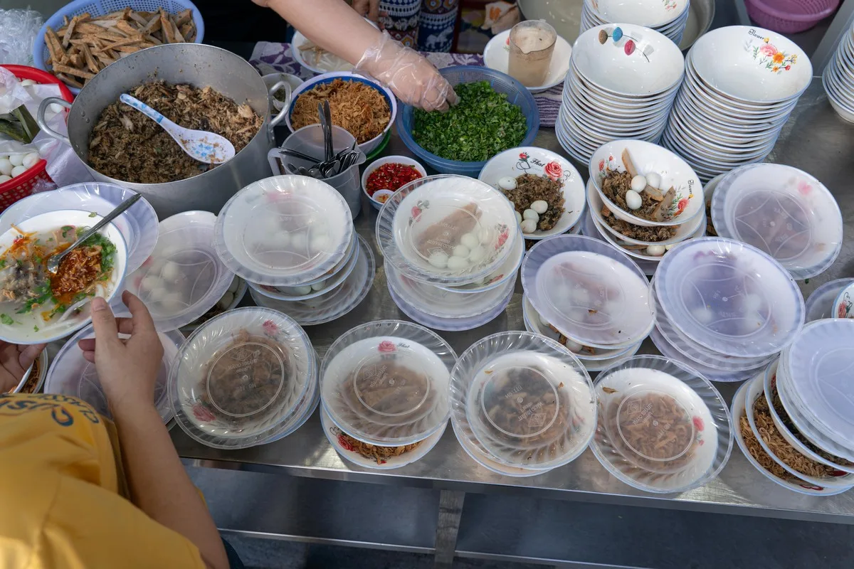 다낭에서 1만5000동 ‘반깐즈엉’ 맛보려 줄 서는 손님들