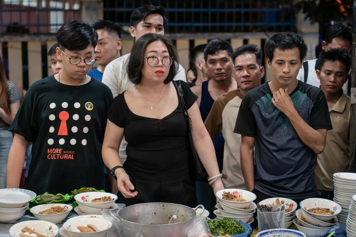다낭에서 1만5000동 ‘반깐즈엉’ 맛보려 줄 서는 손님들