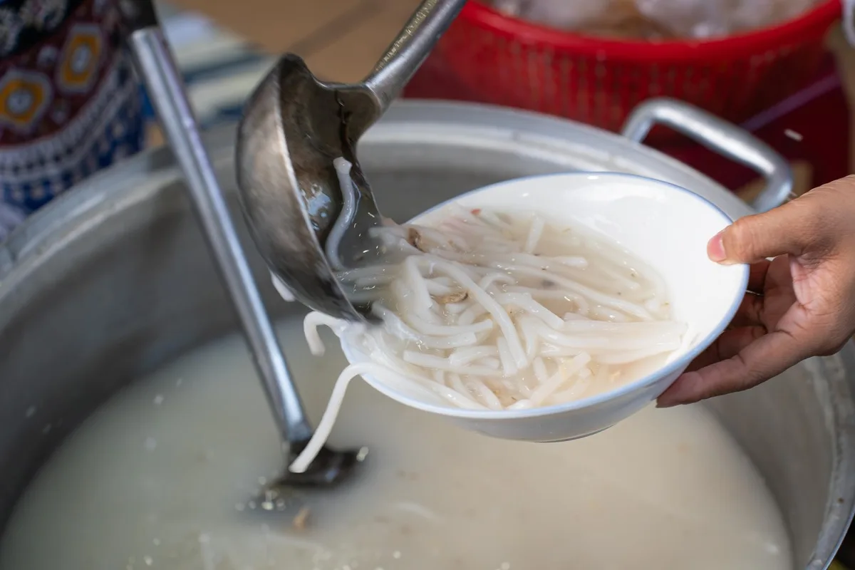 다낭에서 1만5000동 ‘반깐즈엉’ 맛보려 줄 서는 손님들