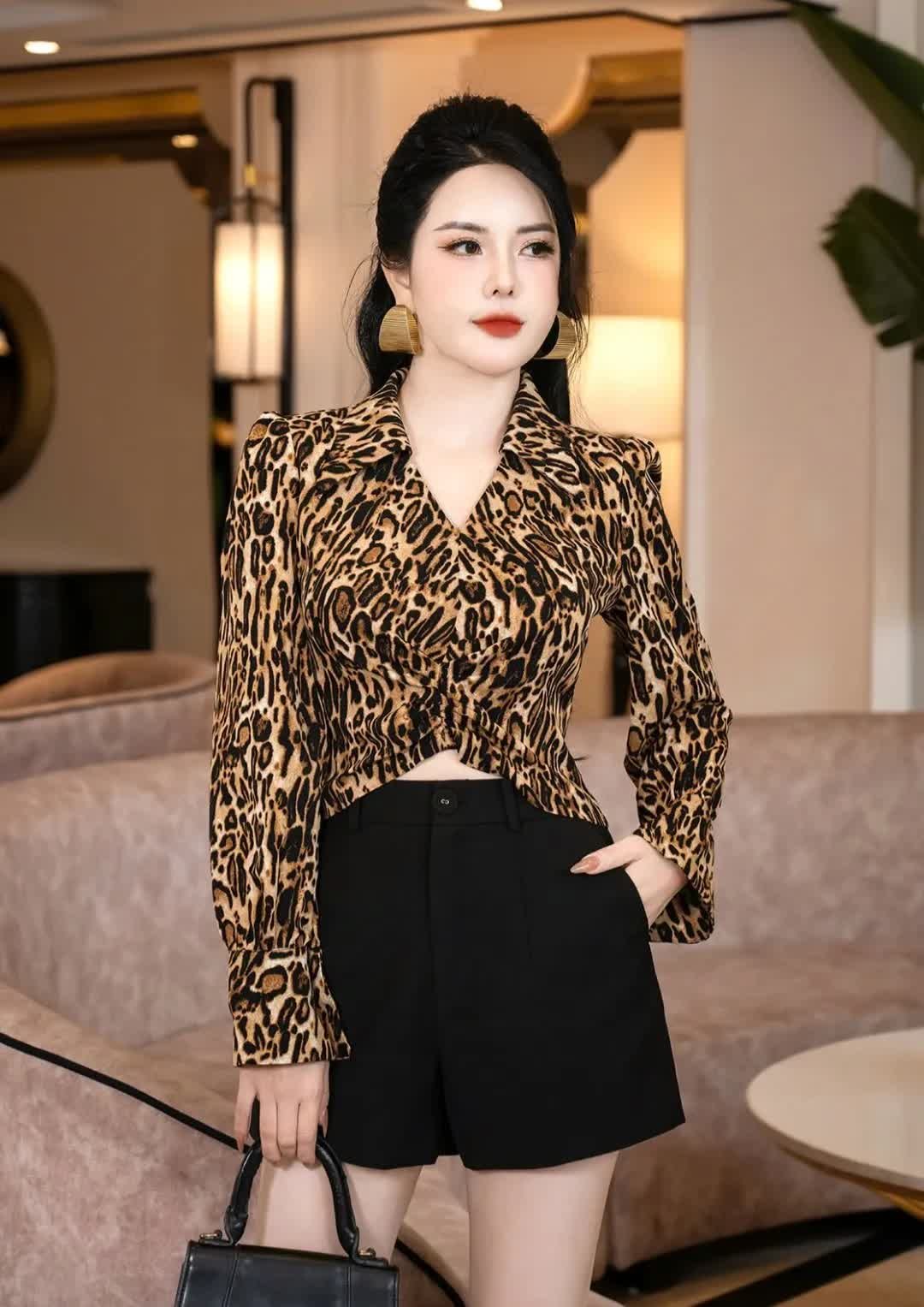 클래식한 표범 무늬와 함께하는 과감한 패션 감각