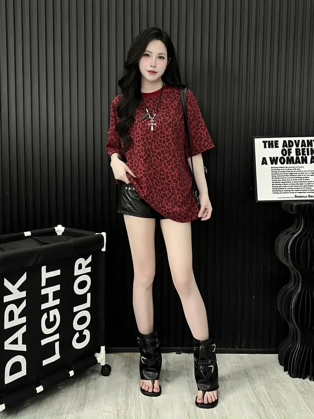 클래식한 표범 무늬와 함께하는 과감한 패션 감각