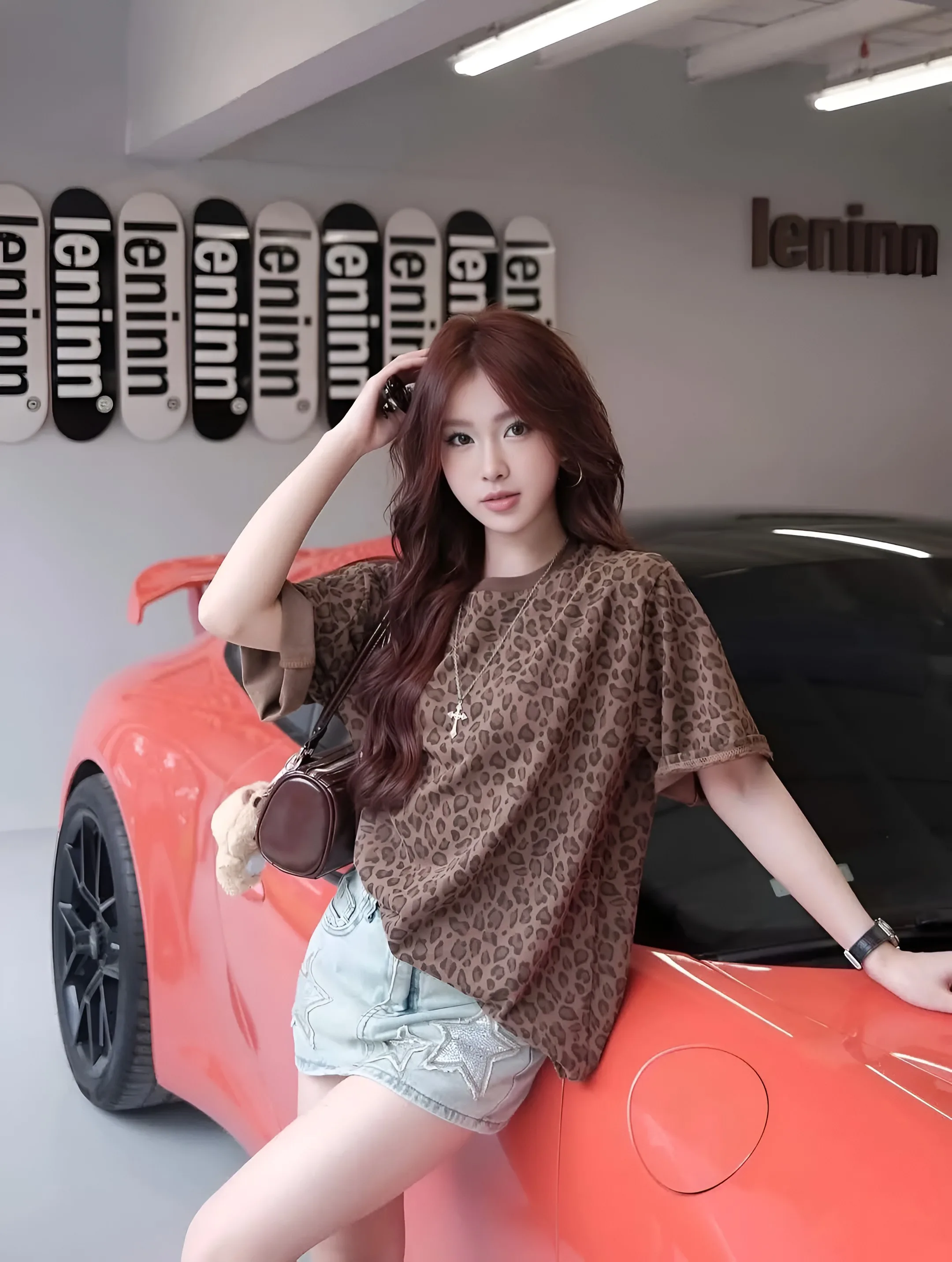 클래식한 표범 무늬와 함께하는 과감한 패션 감각