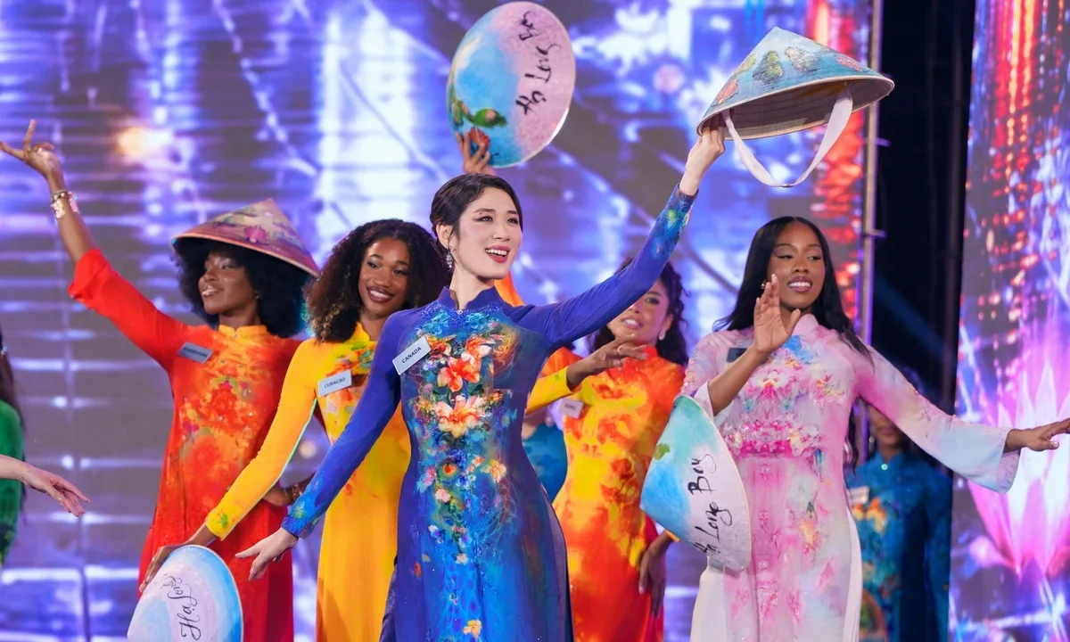 111명의 세계 미녀들, 아오자이 입고 미스 월드 개막식 참석