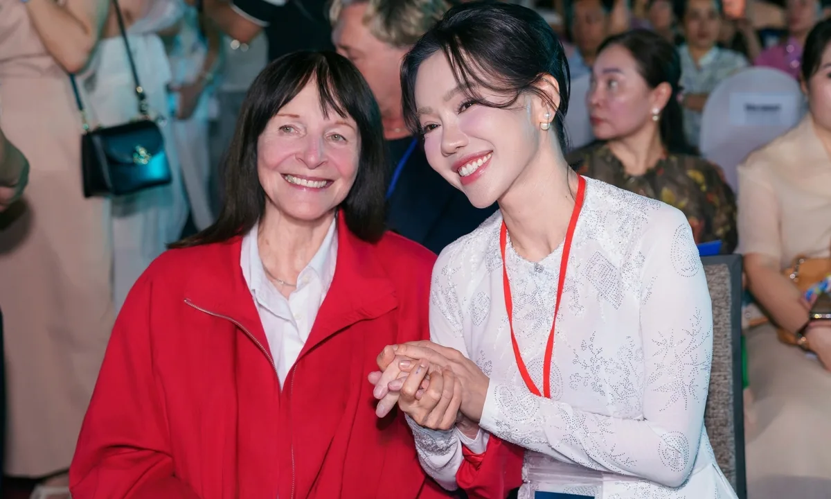 111명의 세계 미녀들, 아오자이 입고 미스 월드 개막식 참석