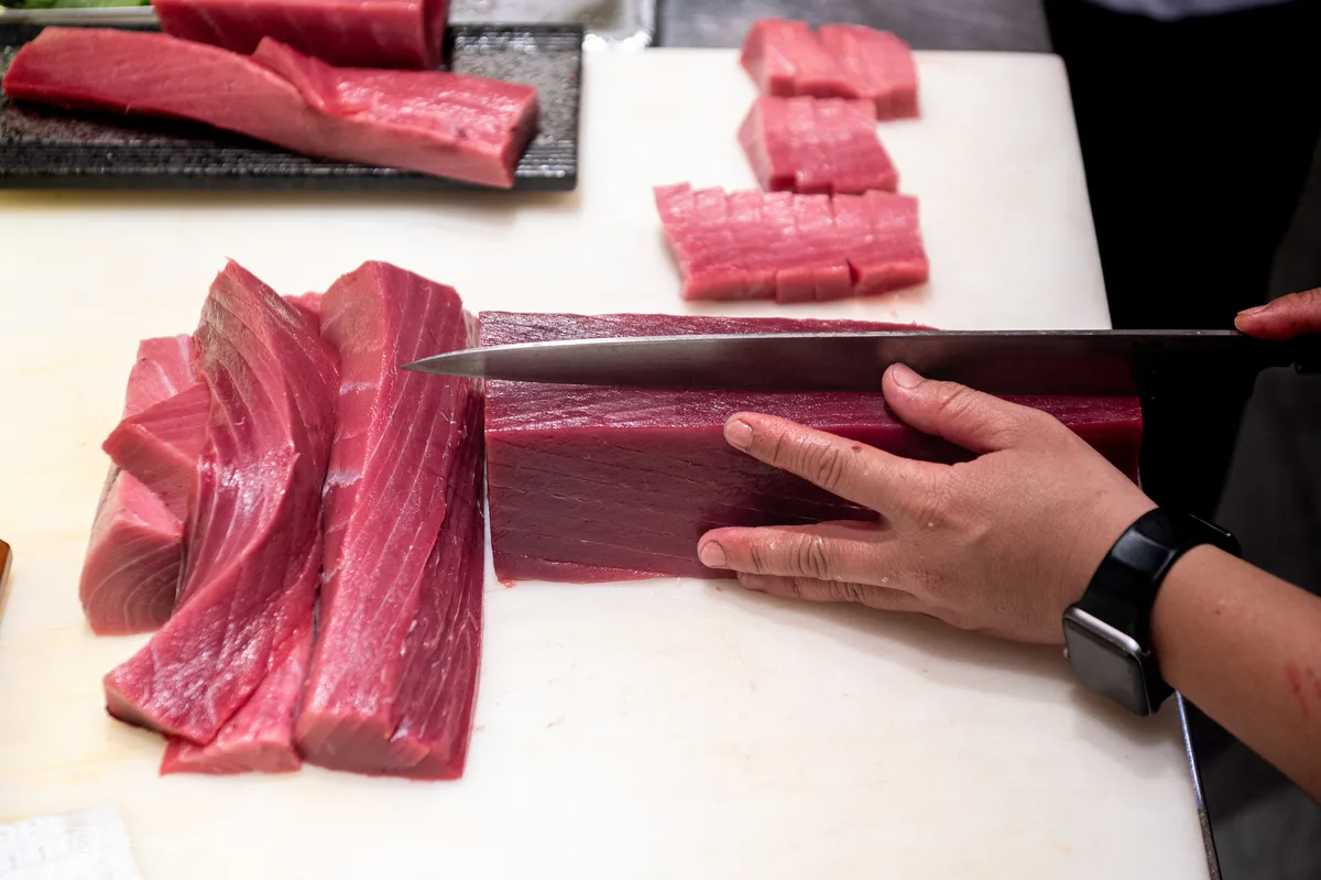 베트남 셰프들, 10억 동 상당 220kg 일본 참다랑어 해체