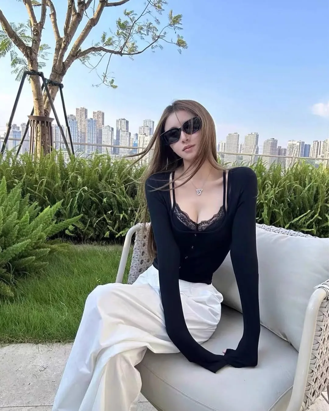 얼굴은 갸름하게, 분위기는 세련되게… 놓칠 수 없는 여름 선글라스