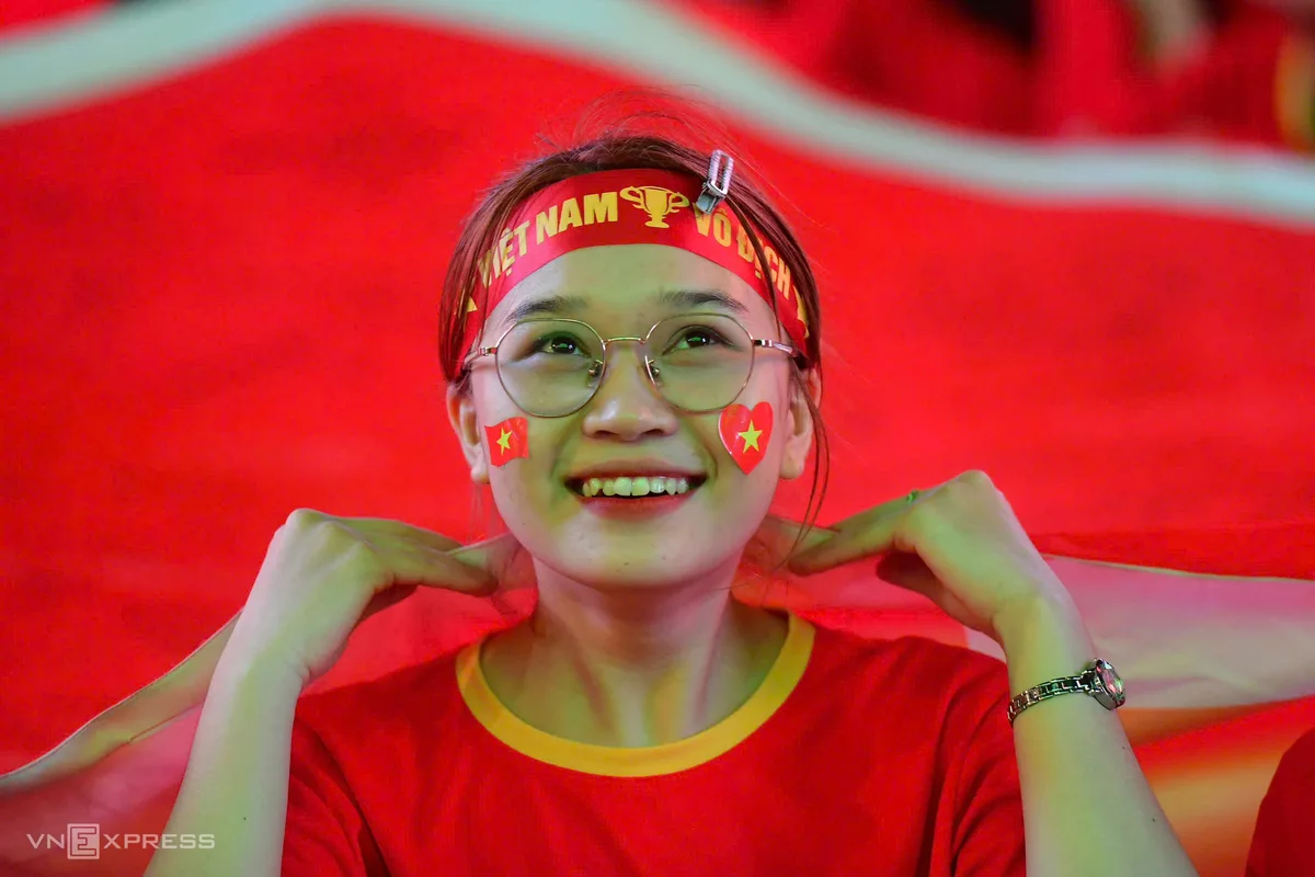 응우옌후에 보행자 거리 축구팬들, Xuân Son의 멀티골에 열광
