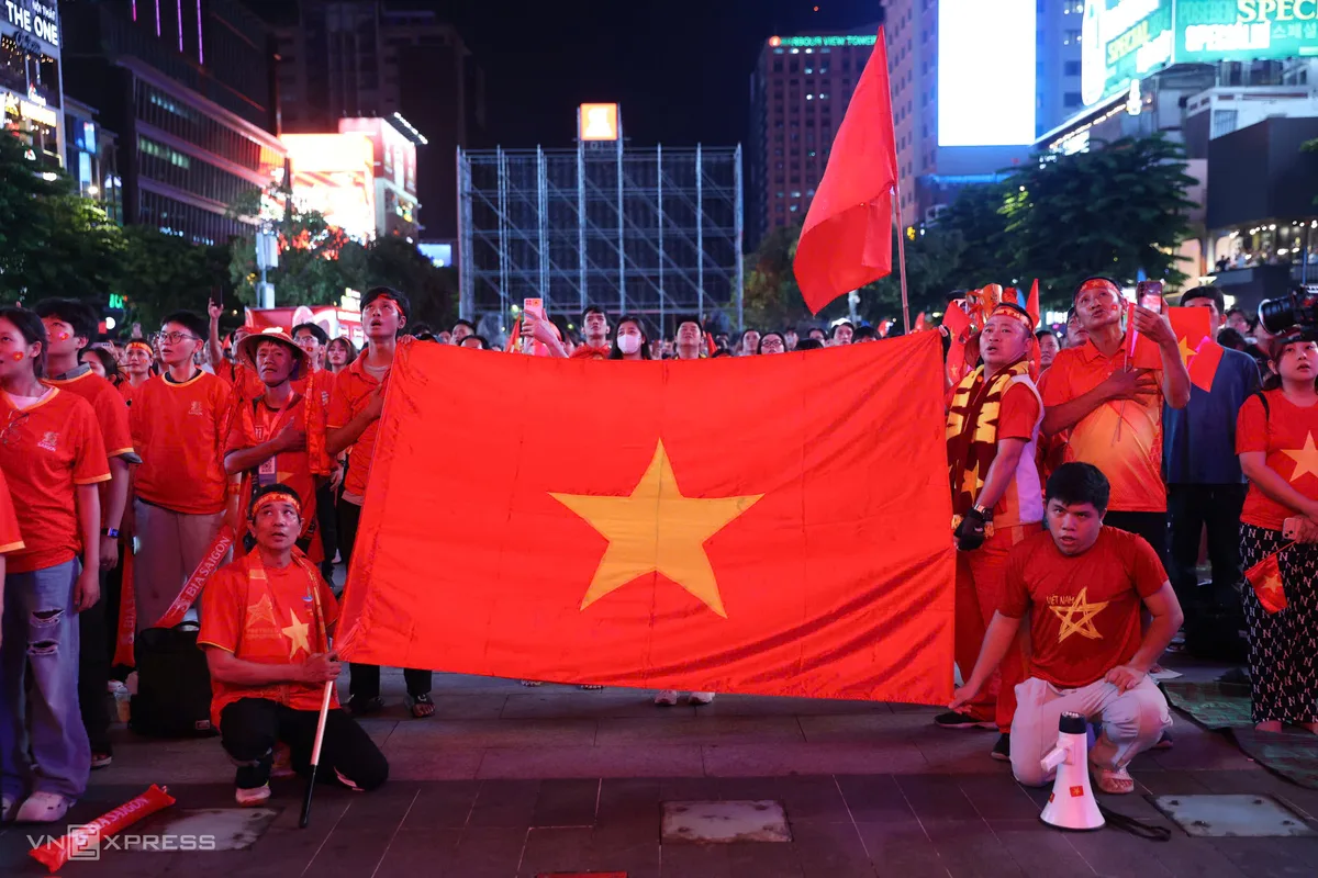 응우옌후에 보행자 거리 축구팬들, Xuân Son의 멀티골에 열광