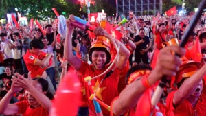 응우옌후에 보행자 거리 축구팬들, Xuân Son의 멀티골에 열광
