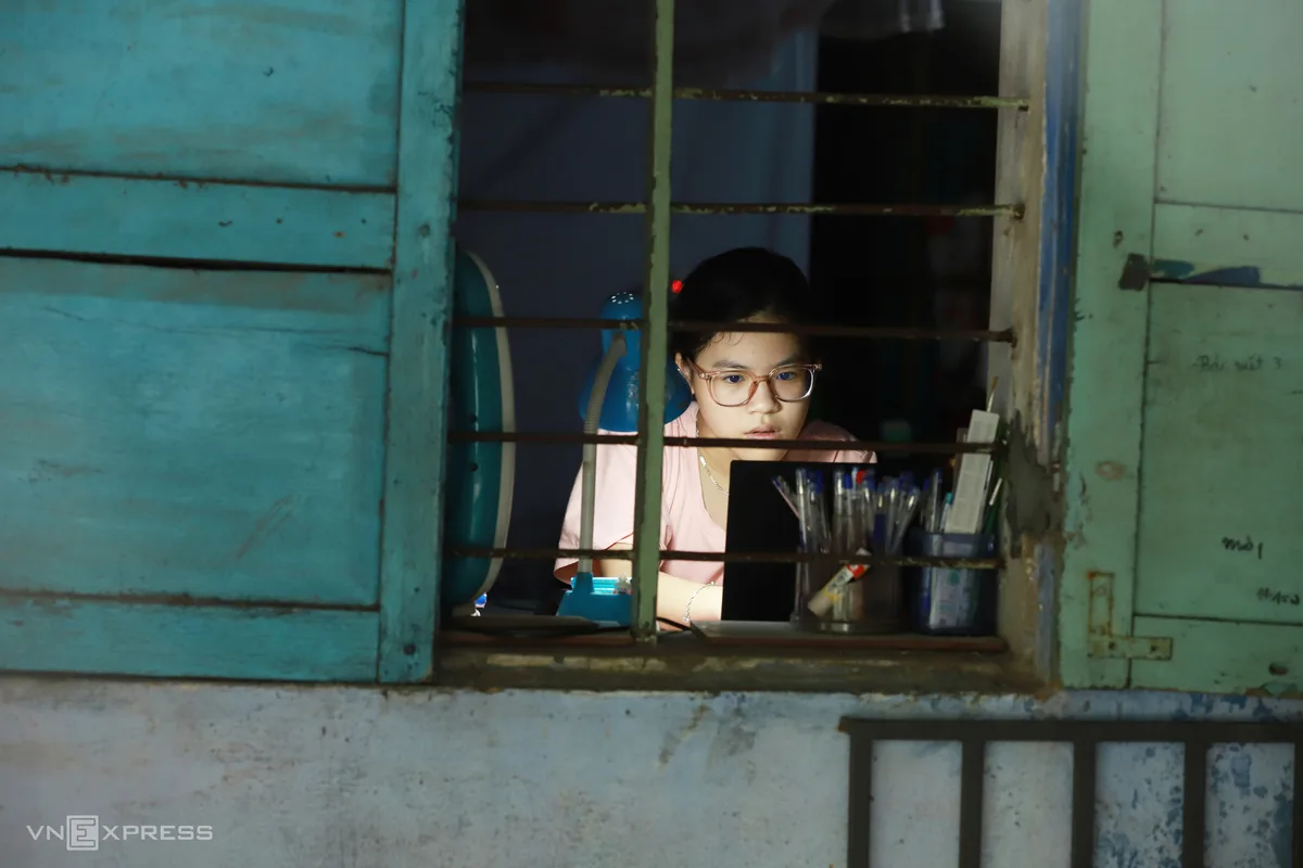 응우옌 왕조 왕릉 안 주민들, 이주 기다리며 속앓이