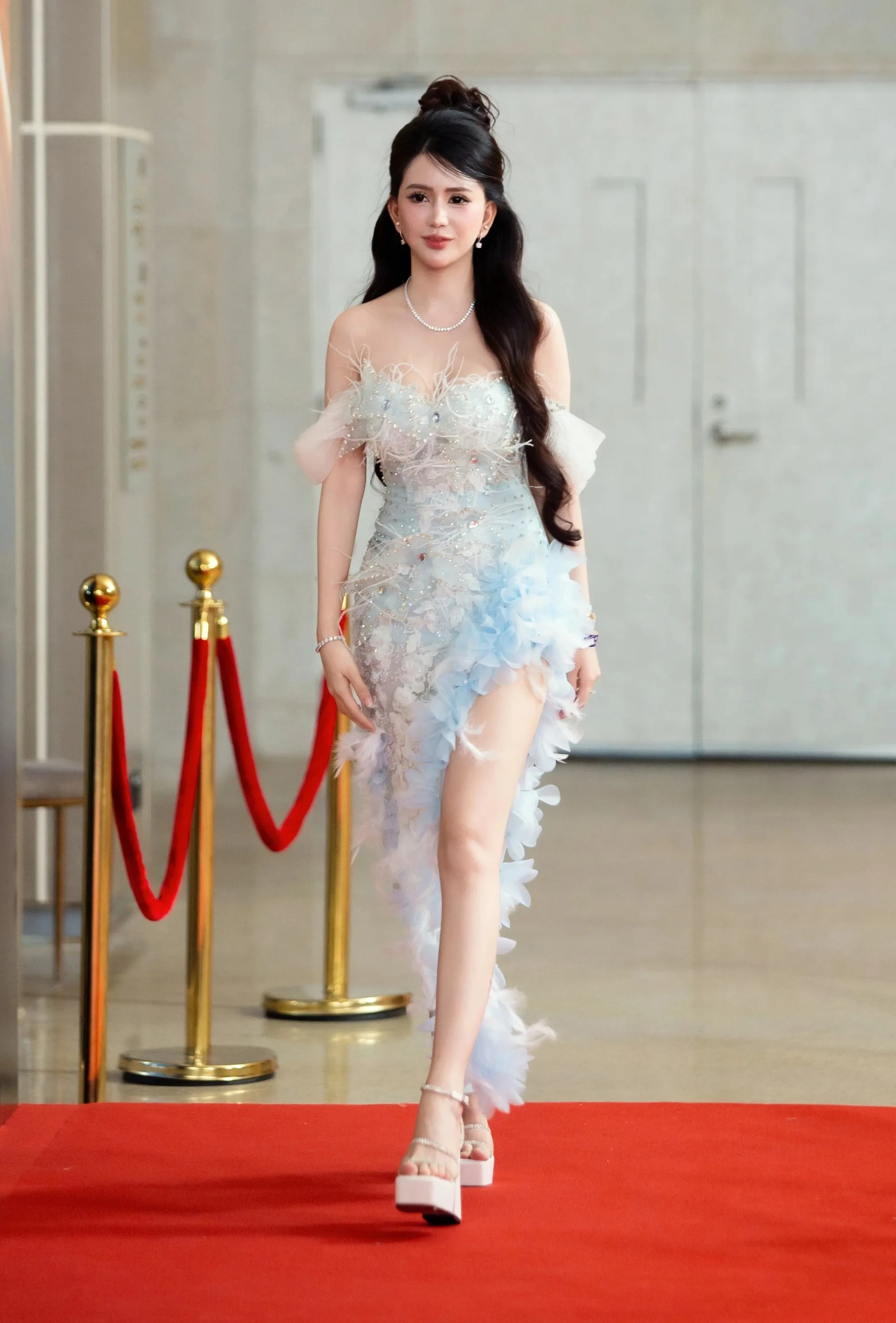 화려한 이브닝 드레스로 ‘파티의 여왕’으로 변신