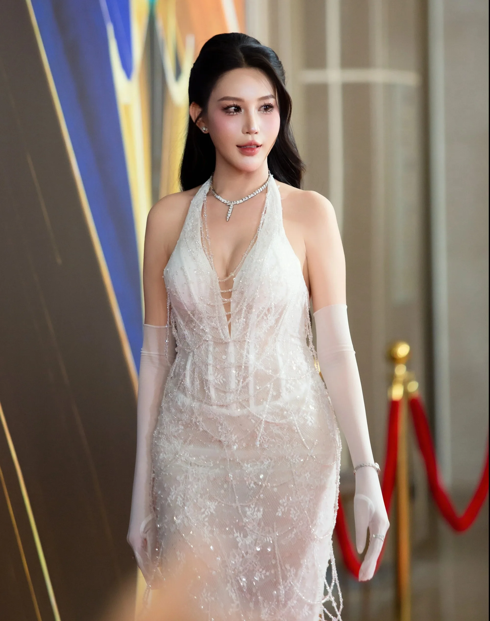 화려한 이브닝 드레스로 ‘파티의 여왕’으로 변신