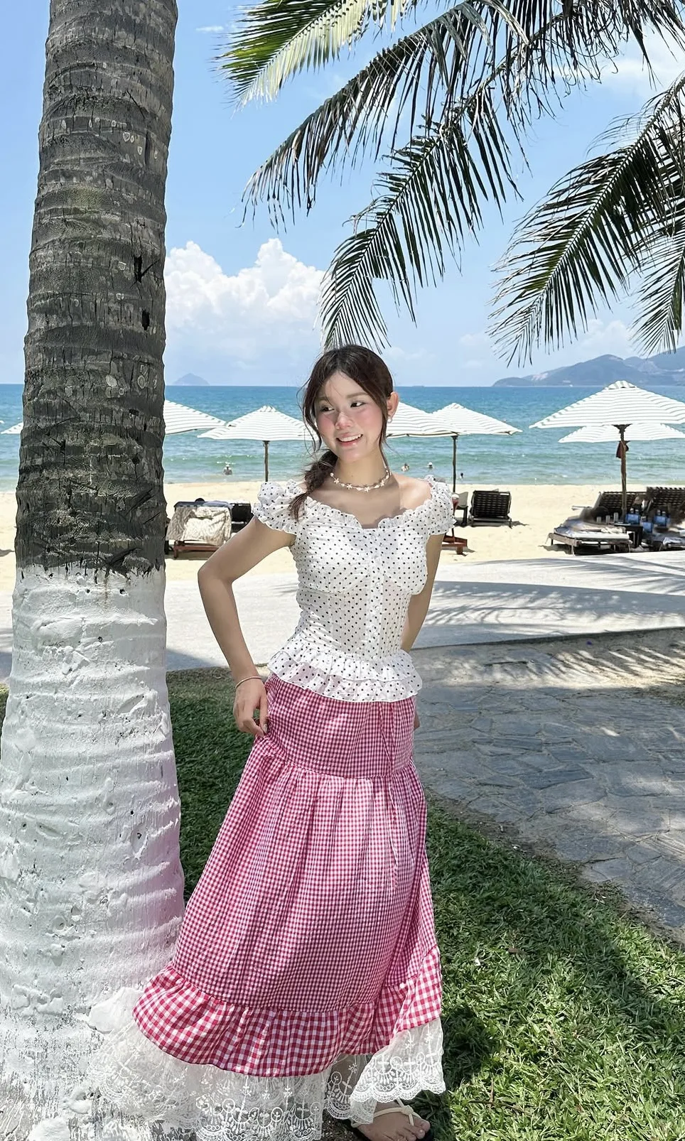 다이어트 없이도 완벽한 몸매, 타이트한 상의와 플레어 스커트로