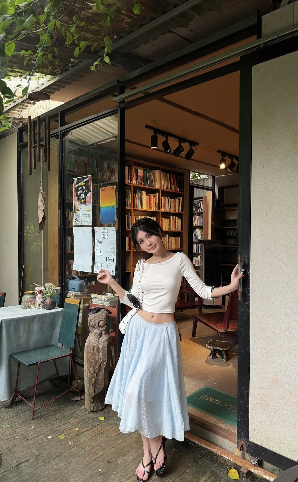 다이어트 없이도 완벽한 몸매, 타이트한 상의와 플레어 스커트로