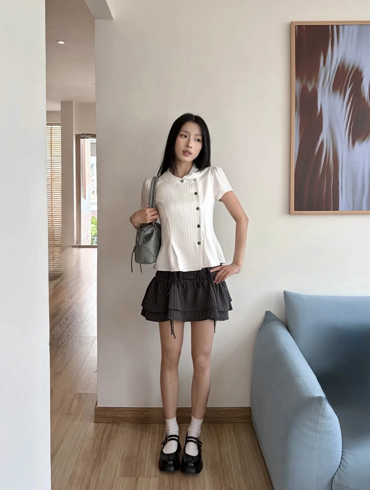 다이어트 없이도 완벽한 몸매, 타이트한 상의와 플레어 스커트로