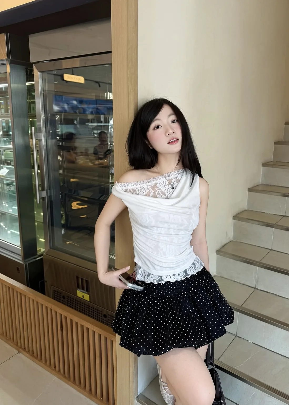 다이어트 없이도 완벽한 몸매, 타이트한 상의와 플레어 스커트로