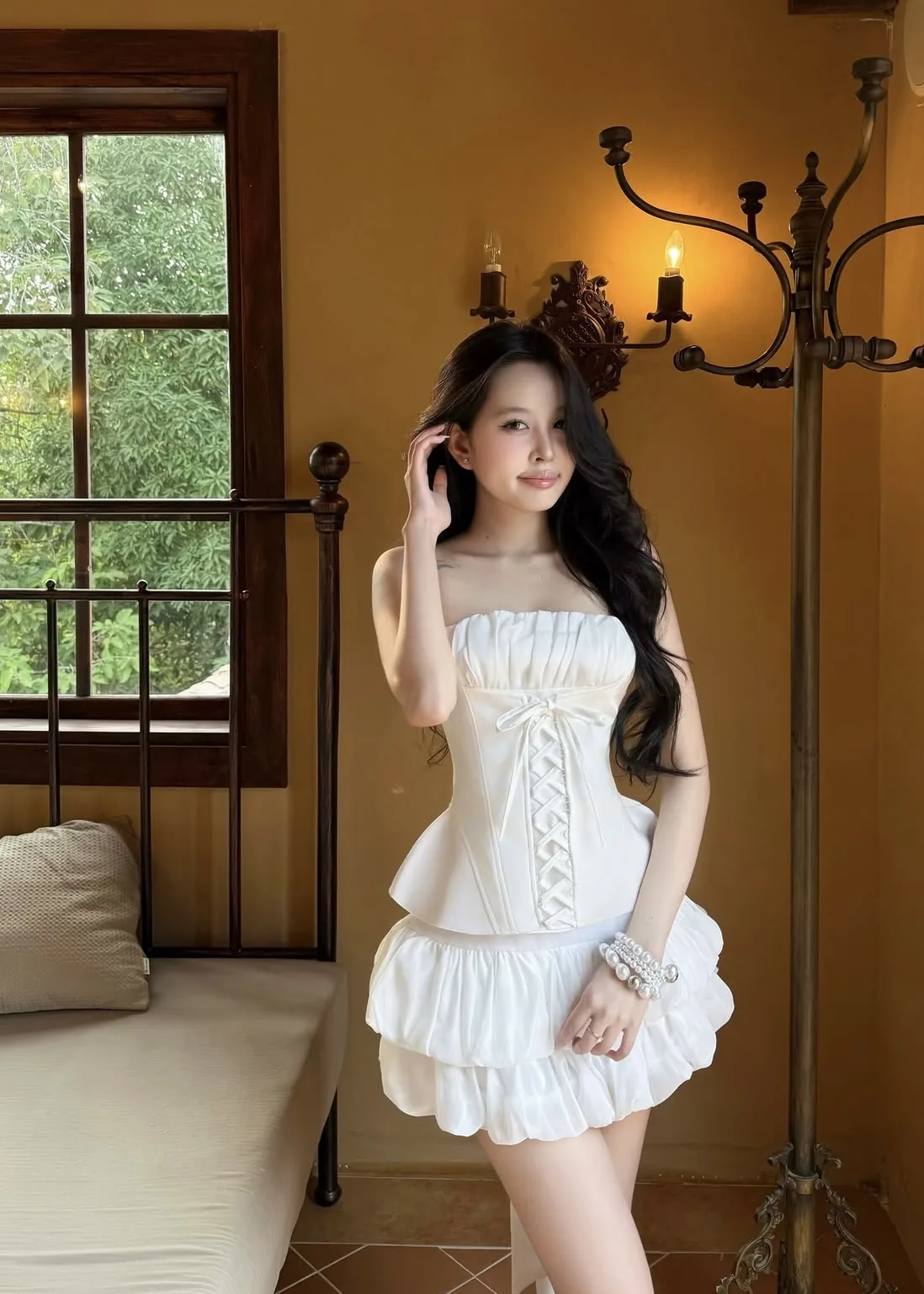 다이어트 없이도 완벽한 몸매, 타이트한 상의와 플레어 스커트로