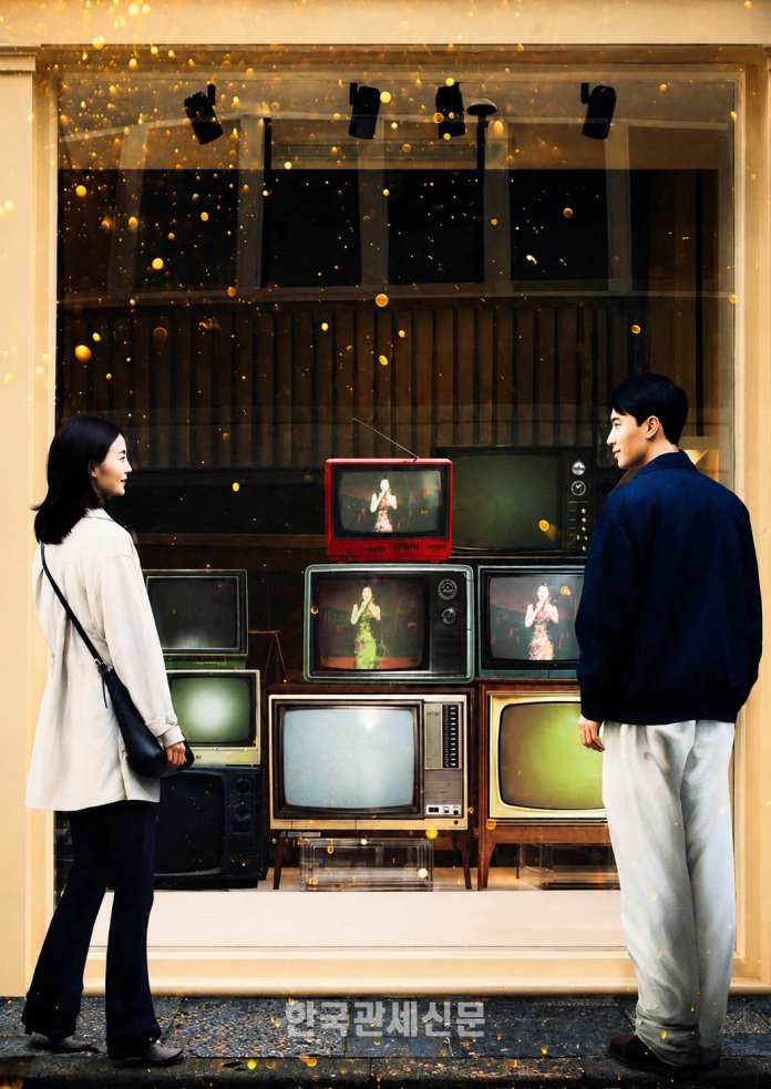 영화 **〈첨밀밀〉**은 광동어의 도시 홍콩과 만다린을 쓰는 본토 이주민의 삶이 교차하는 중화권 언어문화의 상징적 작품이다 | AI생성 영화첨밀밀포스
