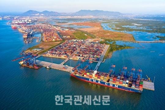 베트남 남부 최대 수출입 관문인 바리아붕따우성 까이맵–티바이항에서 컨테이너 하역 작업이 진행되고 있다. 베트남의 2026년 1~8월 상품 수출입액은 7701억4000만 달러로 역대 같은 기간 최대를 기록했다. | 사진=자료사진