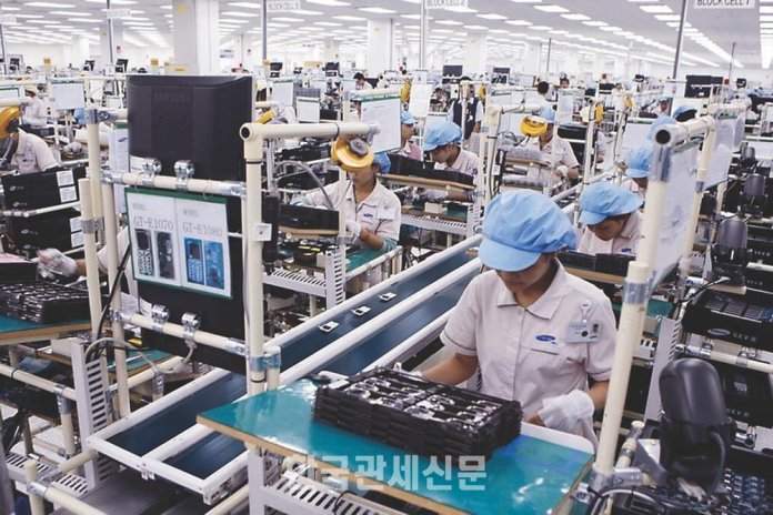 베트남의 한 전자부품 공장에서 작업자가 생산 데이터를 확인하고 있다. 글로벌 기업들은 베트남 공급업체에 생산이력과 불량률, 납기, 원재료 출처 등을 데이터로 관리할 것을 요구하고 있다. | 사진= fr.vietnamplus