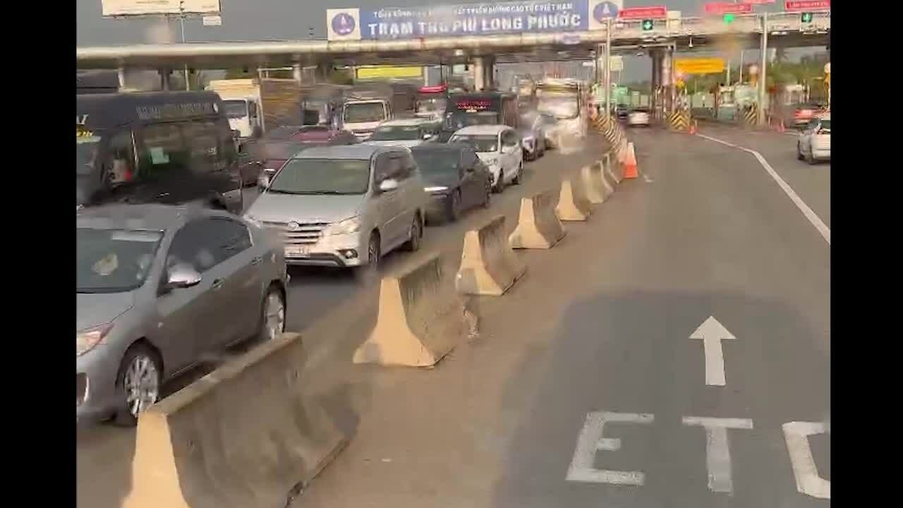 호치민-롱탄 고속도로에서 차량 3대 연쇄추돌, 4km 정체
