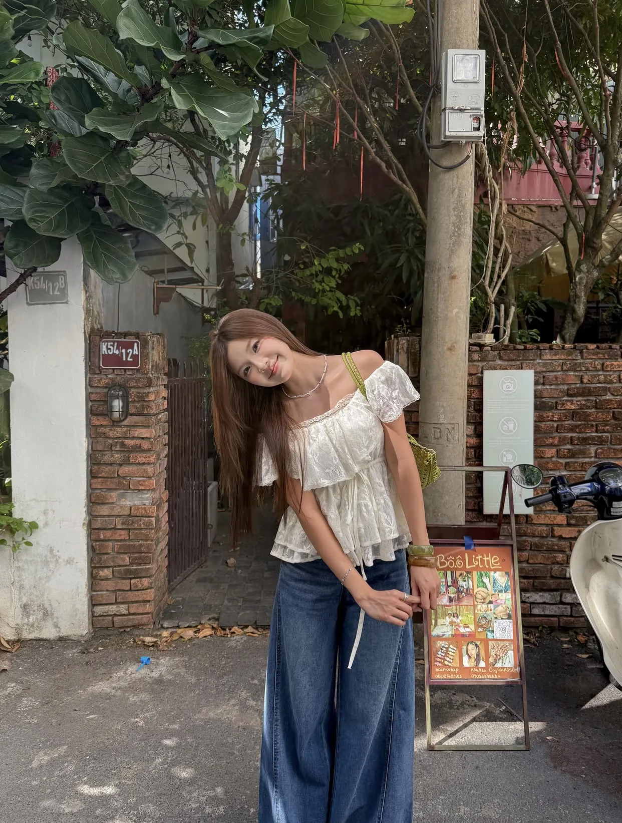 오프숄더 상의와 청바지 조합, 섹시한 어깨 라인으로 완성하는 세련된 스타일