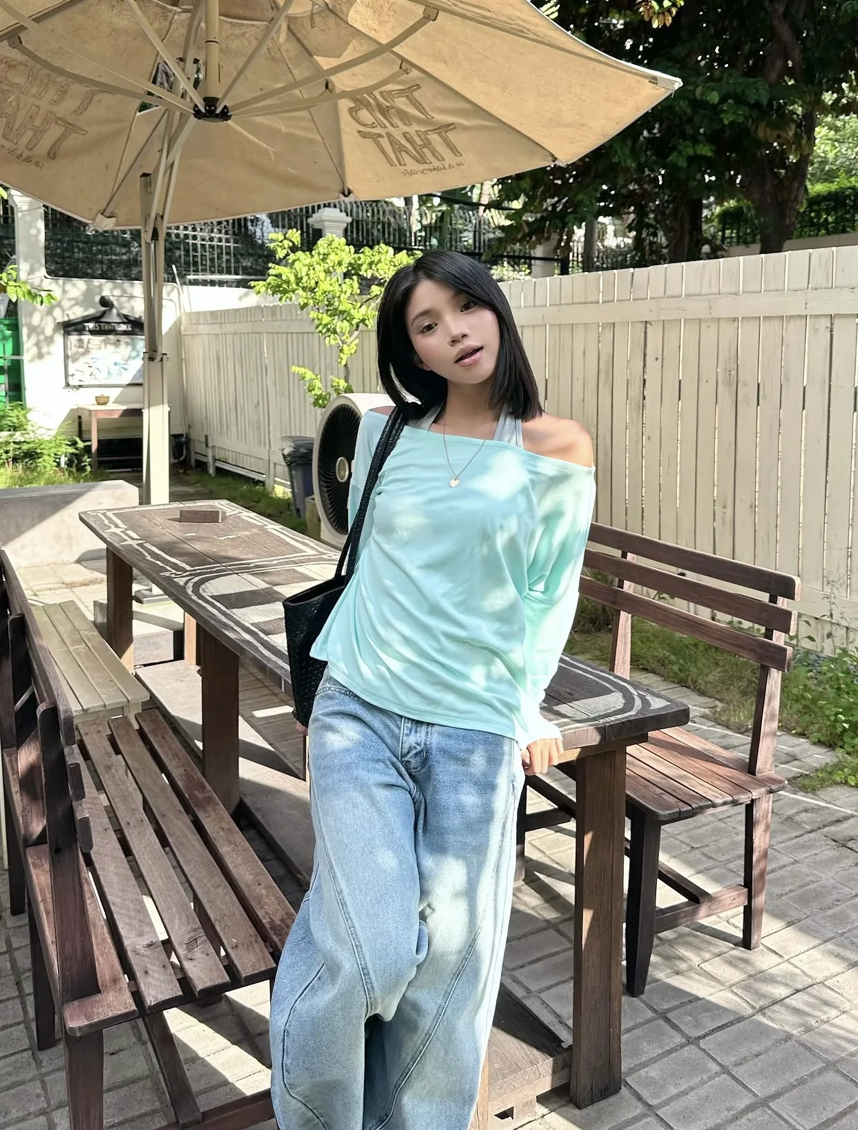 오프숄더 상의와 청바지 조합, 섹시한 어깨 라인으로 완성하는 세련된 스타일