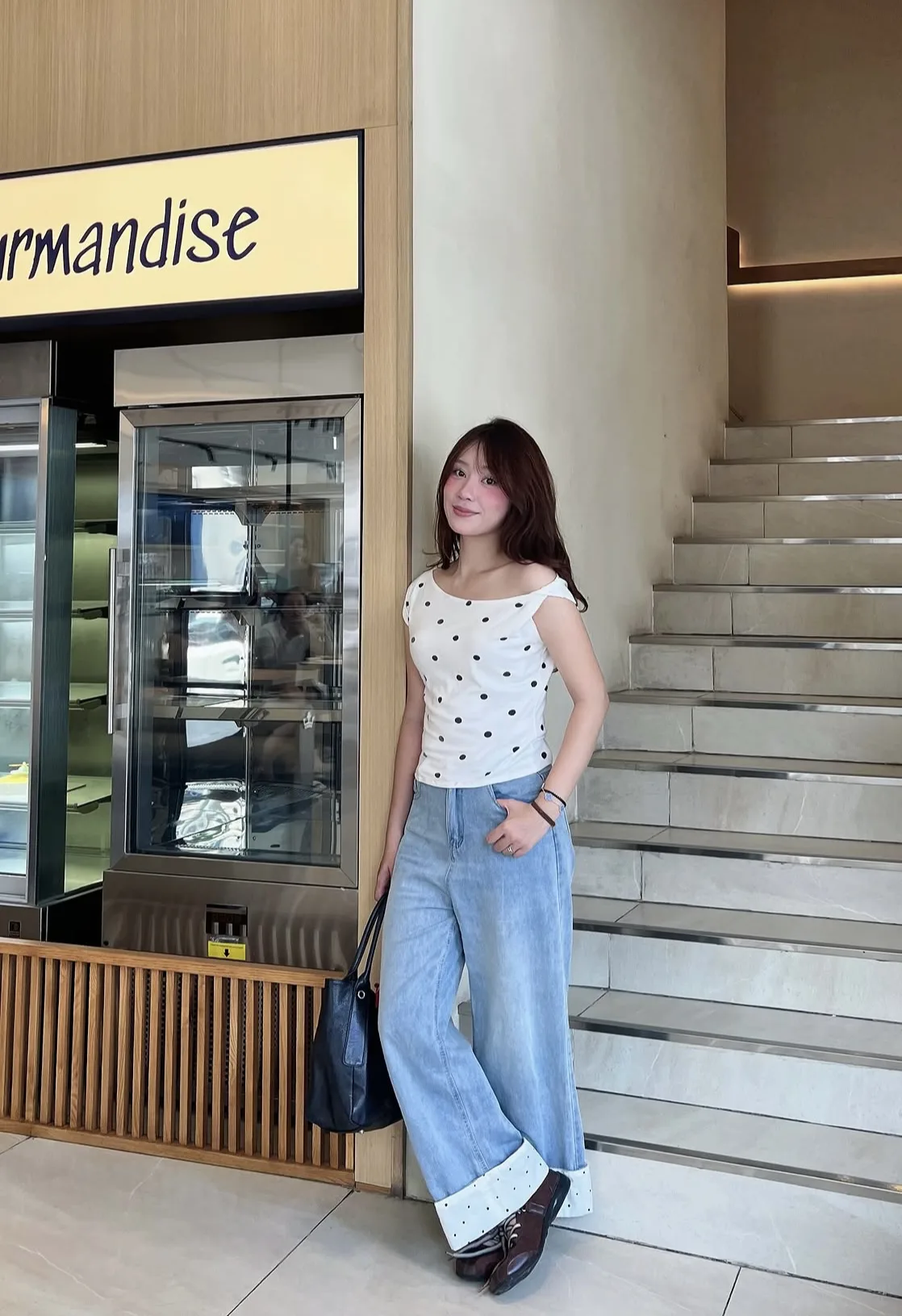 오프숄더 상의와 청바지 조합, 섹시한 어깨 라인으로 완성하는 세련된 스타일
