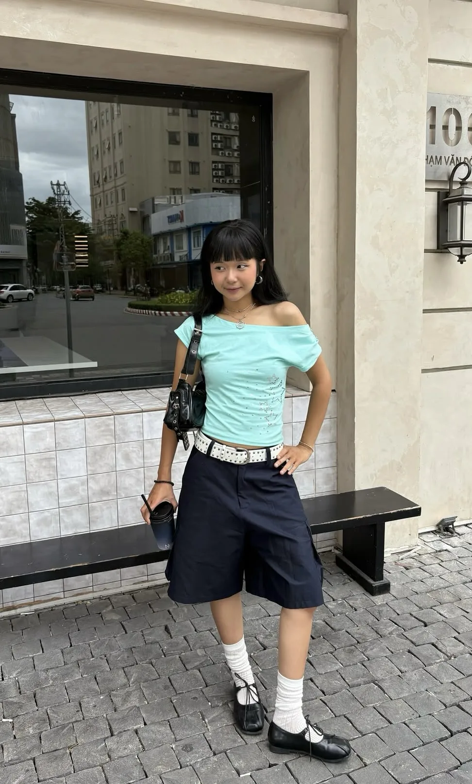 오프숄더 상의와 청바지 조합, 섹시한 어깨 라인으로 완성하는 세련된 스타일
