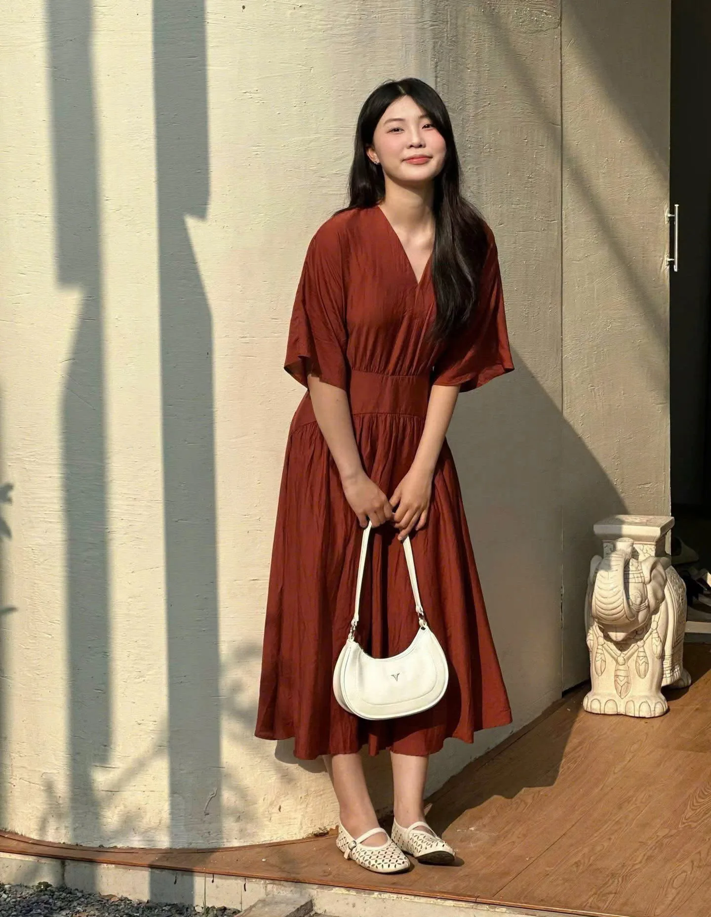 가을철 가장 구매할 가치가 있는 우아한 미디 드레스 5가지