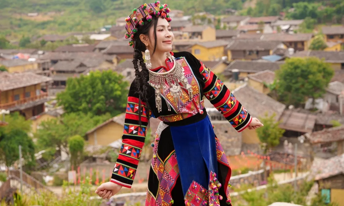 Duyên Quỳnh, ‘Việt Nam gấm vóc rạng ngời’ 뮤직비디오 공개