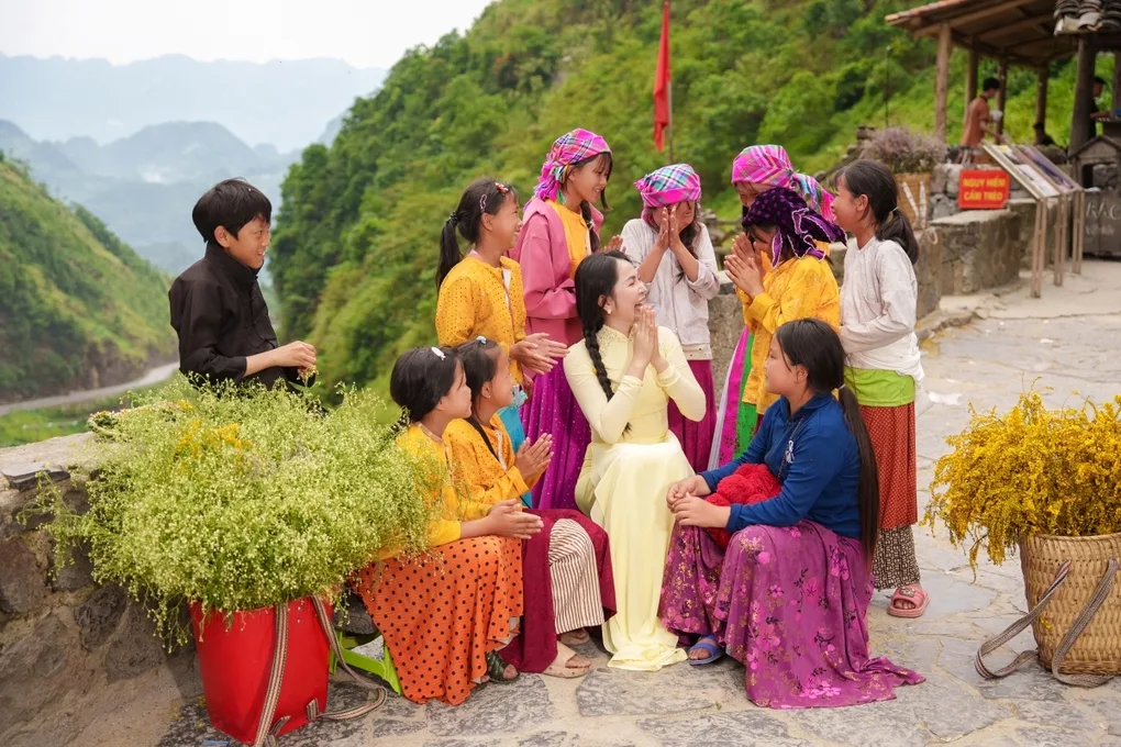 Duyên Quỳnh, ‘Việt Nam gấm vóc rạng ngời’ 뮤직비디오 공개