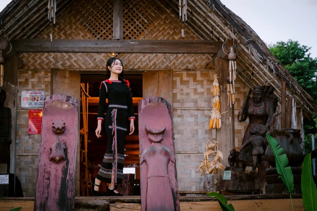 Duyên Quỳnh, ‘Việt Nam gấm vóc rạng ngời’ 뮤직비디오 공개