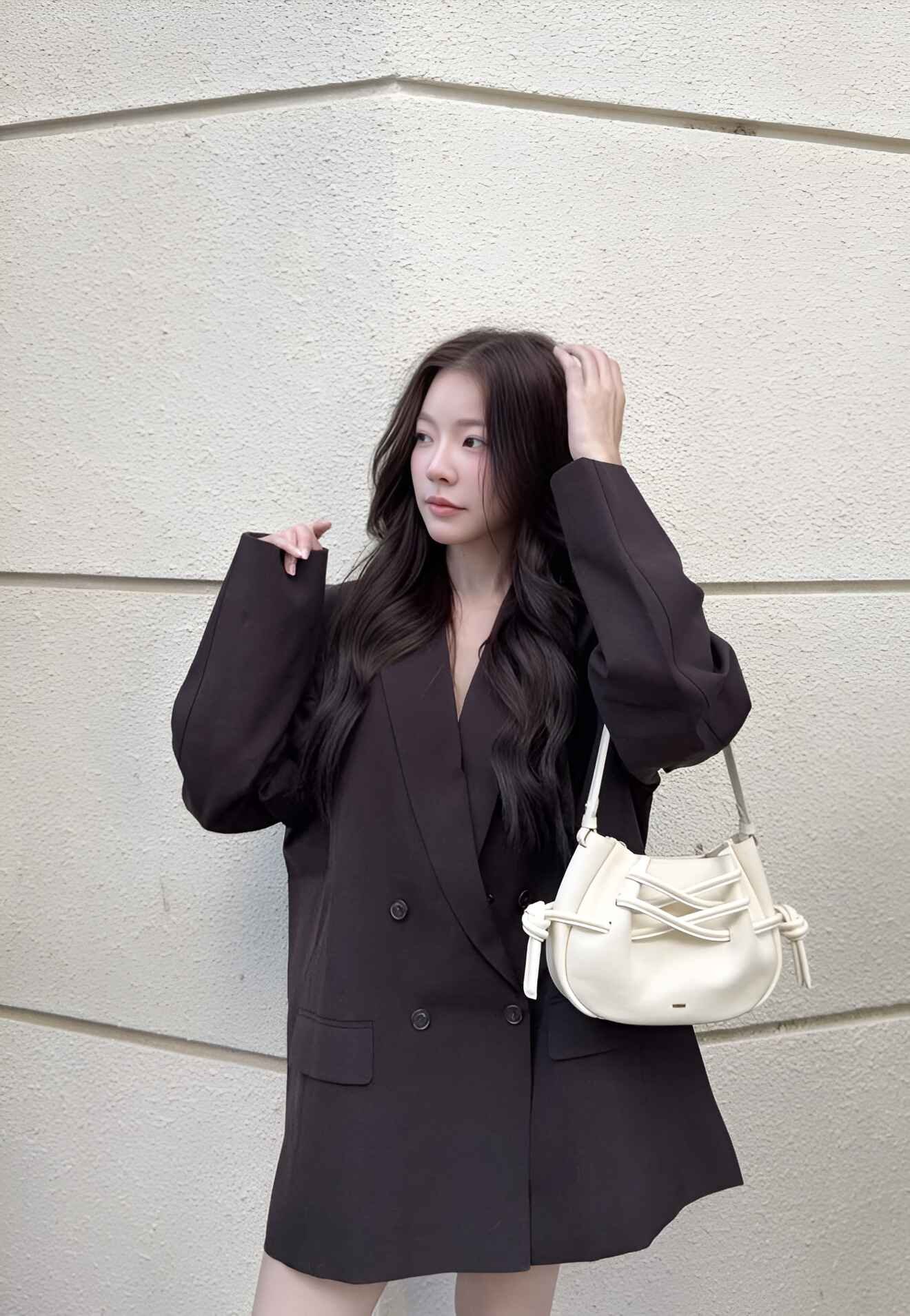 블레이저와 핸드백 조합, 여성을 우아하게 만드는 ‘완벽한 듀오’