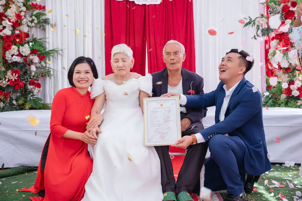 박닌 한 가정의 7쌍 부부 재혼식