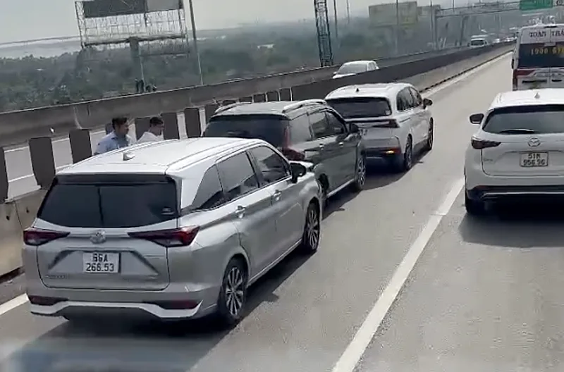 호치민-롱탄 고속도로에서 차량 3대 연쇄추돌, 4km 정체