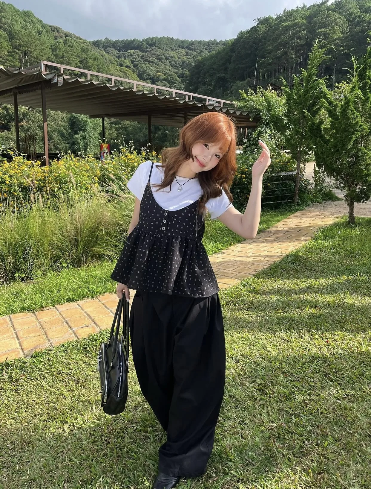 티셔츠 위에 캐미솔 입는 익숙한 레이어링 공식 업그레이드