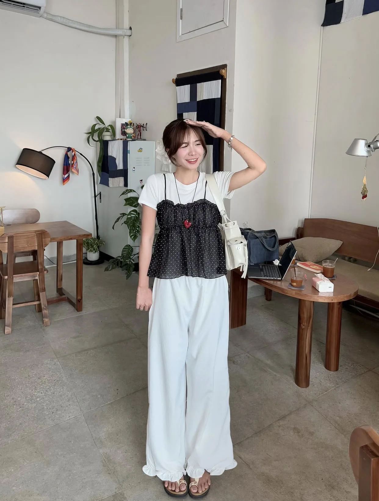 티셔츠 위에 캐미솔 입는 익숙한 레이어링 공식 업그레이드