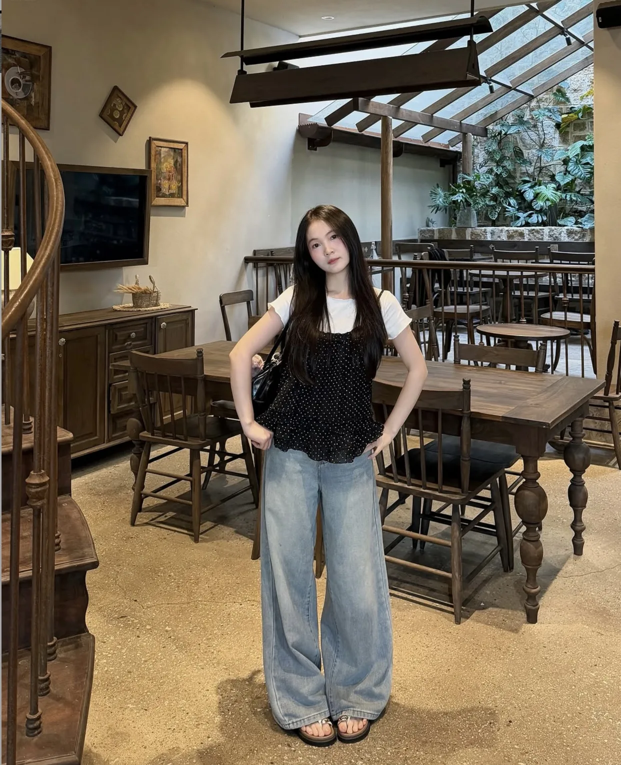 티셔츠 위에 캐미솔 입는 익숙한 레이어링 공식 업그레이드
